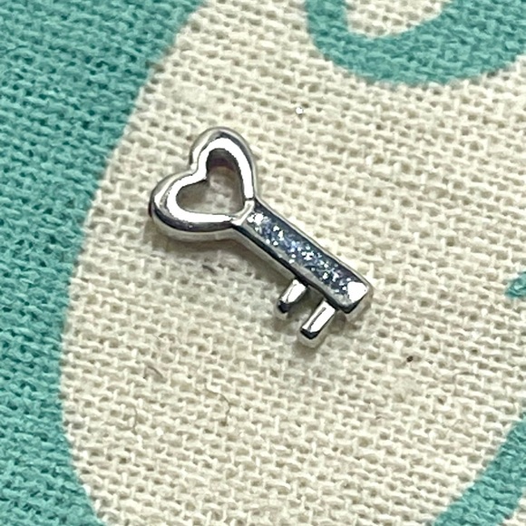 Origami Owl Living Lockets Retired and HTF Red Enamel Heart Key Floating Charm - Picture 2 of 2